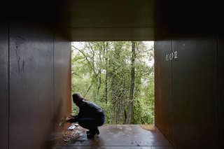 L'alcova d'acciaio di Umberto Cavenago, Barbara De Ponti installa la propria opera Time map, all'interno de L'alcòva d'acciaio in occasione della quarta edizione di Prière de toucher, progetto creato e curato da Ermanno Cristini, Photo @ Bart Herreman