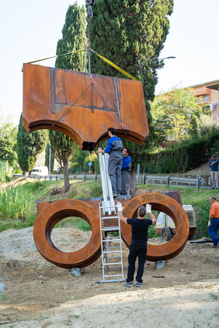 Centrifugo, Sollevamento del corpo superiore per l'assiemaggio delle due parti, Photo © Andrea Testi